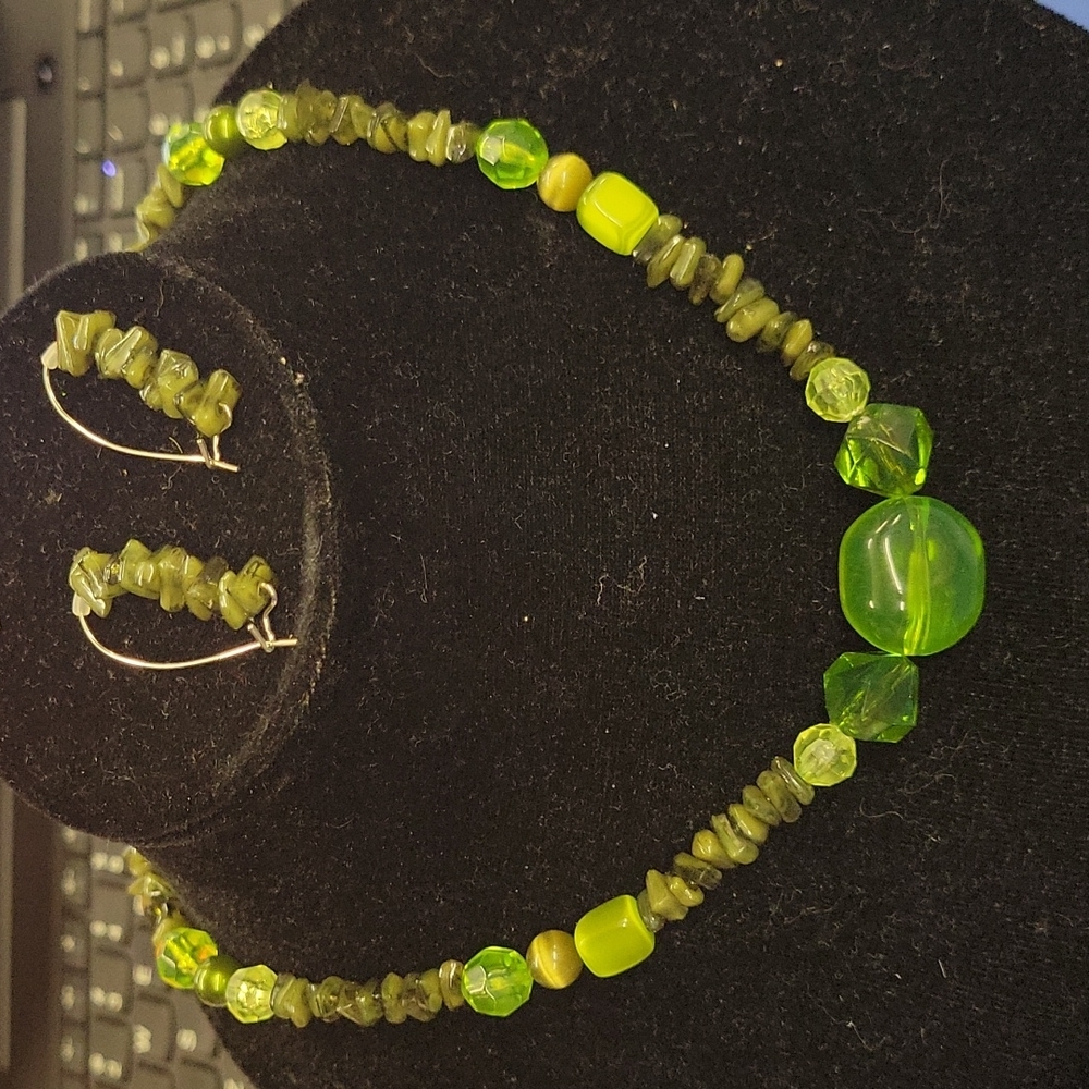 Green Beaded 20 Necklace Earrings 12$